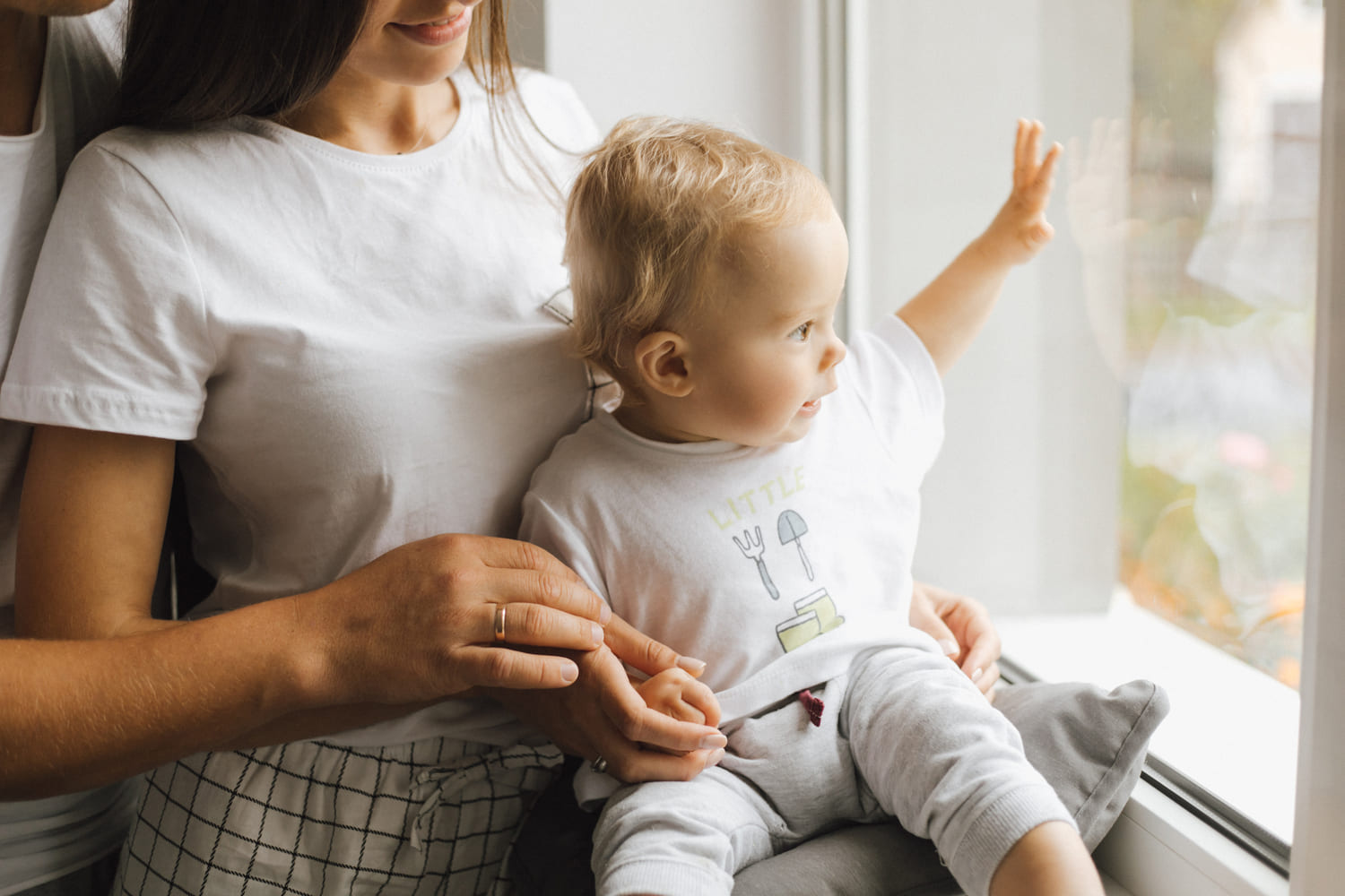baby_mit_mutter_einfach_aus_dem_fenster_schauen.jpg